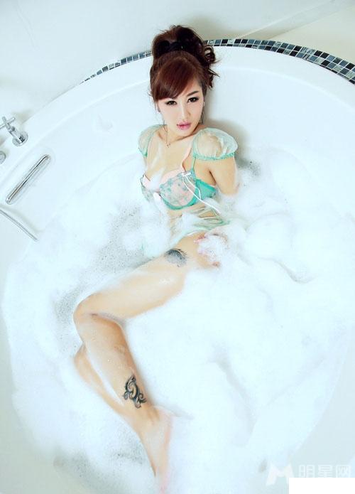 模特夢雨琦浴缸濕身誘惑照片圖片4
